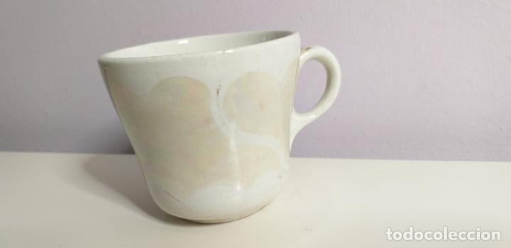 Antig&uuml;edades: Taza de porcelana.