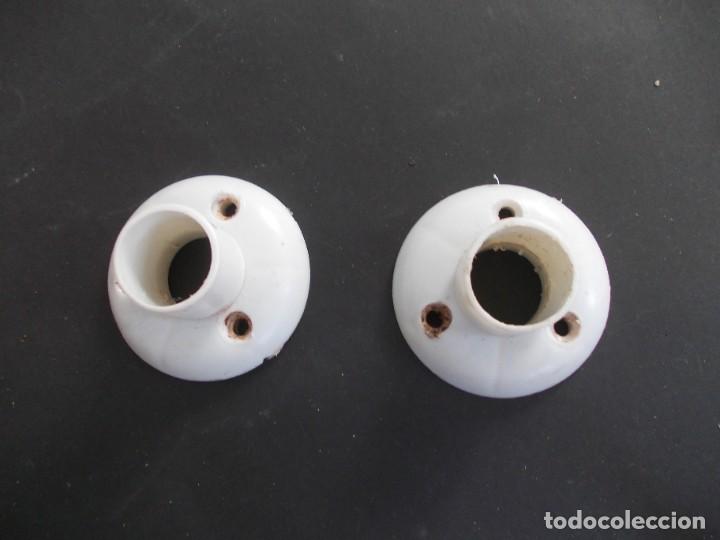 Oggetti Antichi: Soporte barra colgador armario antiguo de pl&aacute;stico