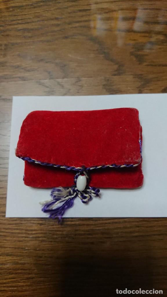Antig&uuml;edades: CARTERA BOLSA CON ESCAPULARIOS Y COSAS RELIGIOSAS - Foto 1
