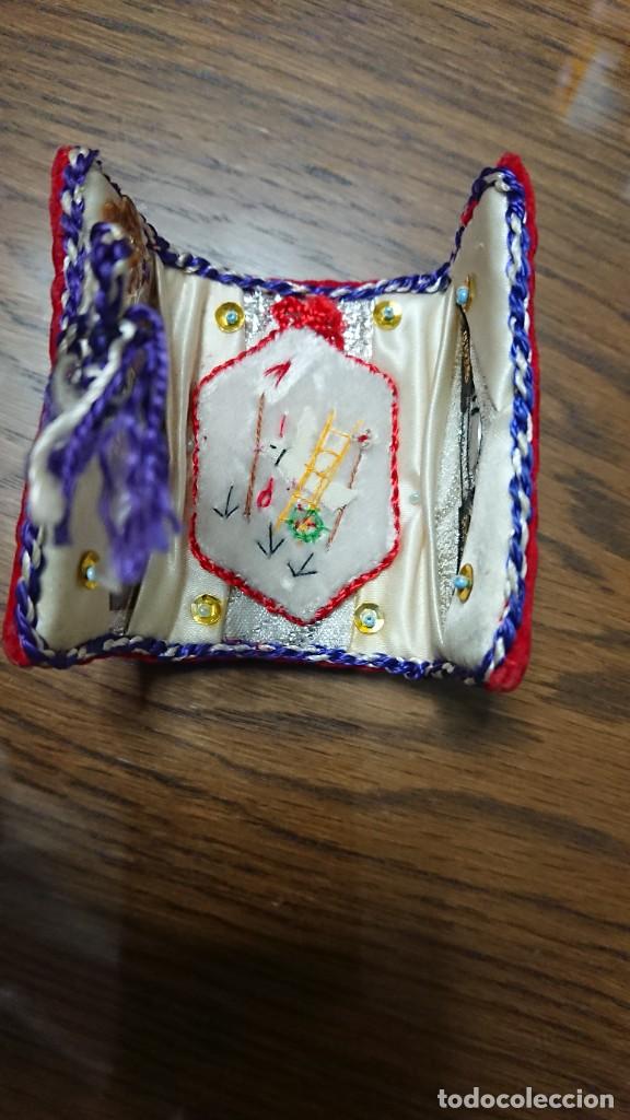Antig&uuml;edades: CARTERA BOLSA CON ESCAPULARIOS Y COSAS RELIGIOSAS - Foto 2
