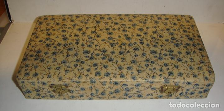 Antig&uuml;edades: Estuche para cubiertos de postre &middot; Tapizado floral &middot; Ansorena &middot; ca. 1930&ndash;1960