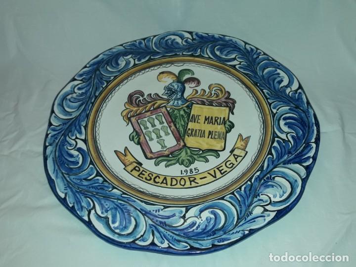 Antigüedades: Excepcional gran plato de cerámica Talavera Ave Maria Gratia Plena Pescador- Vega 1985 42.5cm - Foto 2 - 300058313