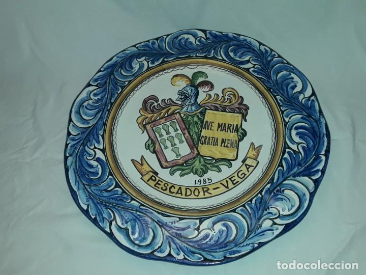 Antigüedades: Excepcional gran plato de cerámica Talavera Ave Maria Gratia Plena Pescador- Vega 1985 42.5cm - Foto 3 - 300058313