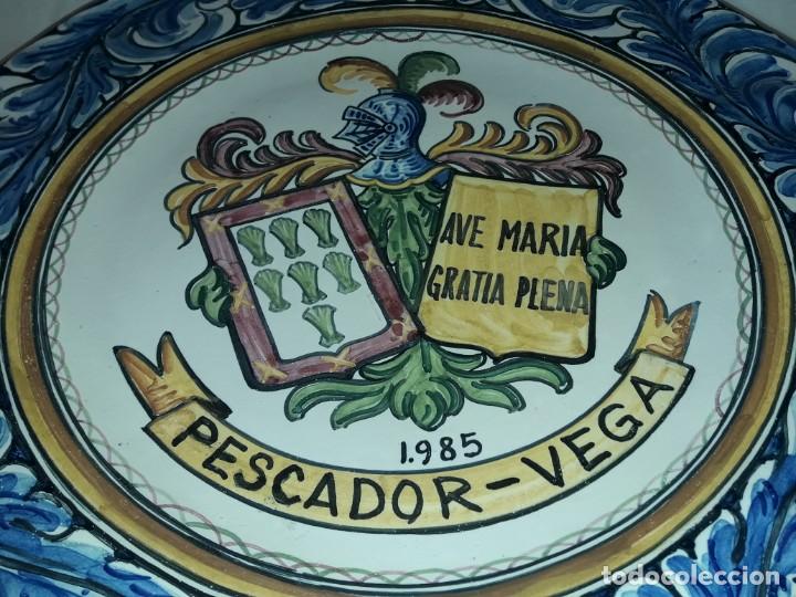 Antigüedades: Excepcional gran plato de cerámica Talavera Ave Maria Gratia Plena Pescador- Vega 1985 42.5cm - Foto 4 - 300058313