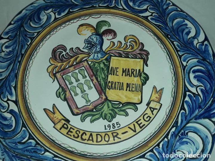 Antigüedades: Excepcional gran plato de cerámica Talavera Ave Maria Gratia Plena Pescador- Vega 1985 42.5cm - Foto 8 - 300058313