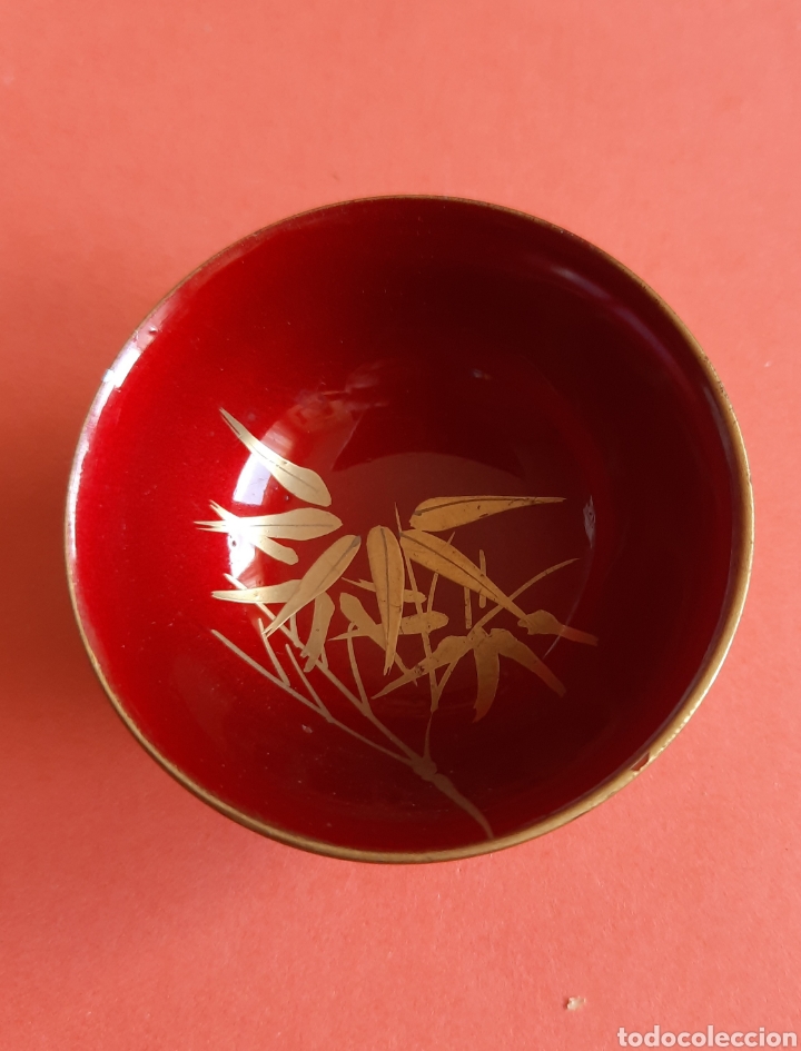 Antigüedades: Mini cuenco en porcelana japonesa roja, con delicado dibujo y filo en oro. - Foto 1 - 300355168