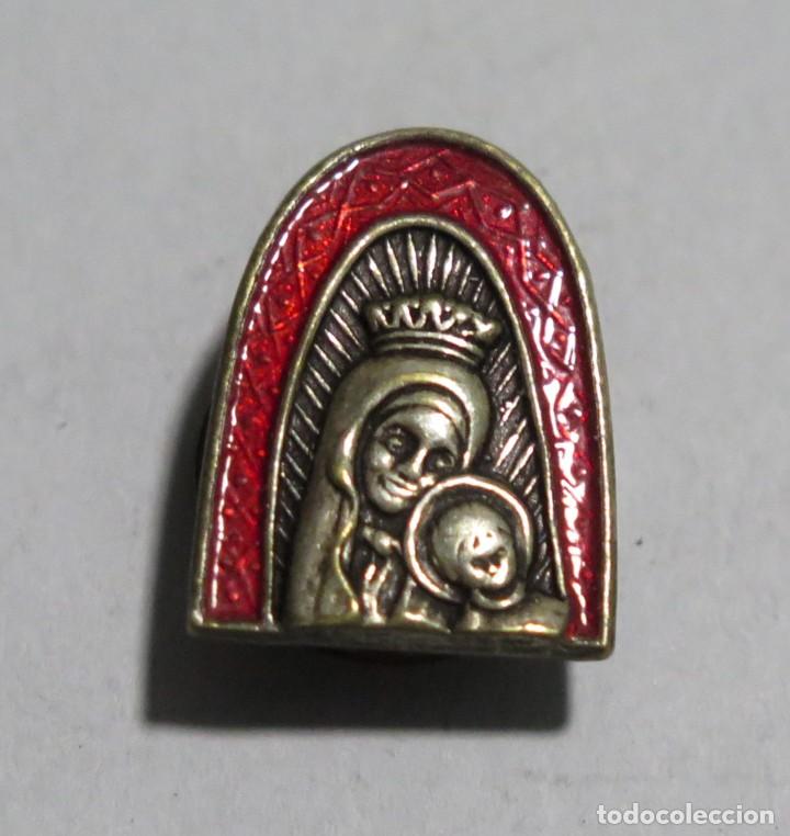 Antig&uuml;edades: INSIGNIA ESMALTADA. &iquest;VIRGEN ALMUDENA? - Foto 1