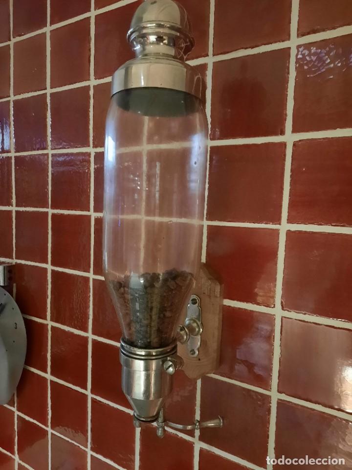 Antiques: Antiguo dispensador de caf&eacute; o cereales. Mide Aproxi. Alto 50 x di&aacute;metro 11 cm.