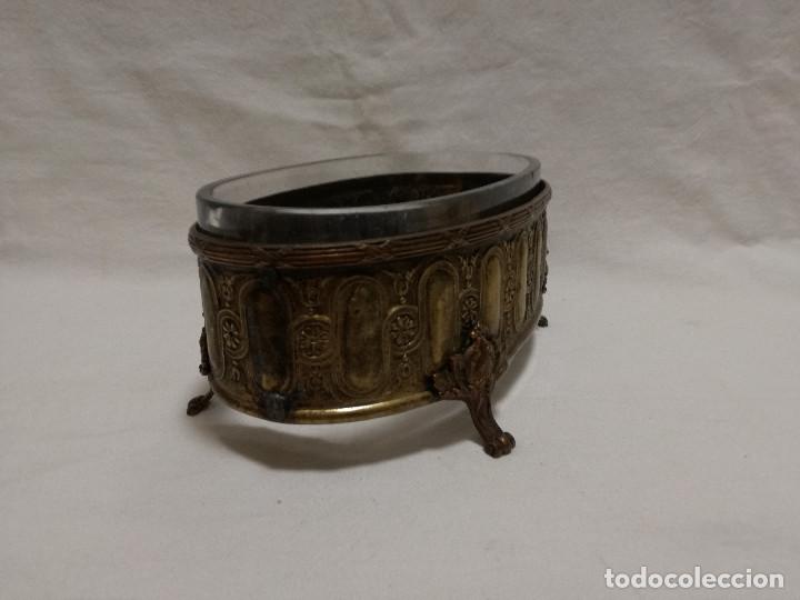 Antig&uuml;edades: ANTIGUO CENTRO DE MESA DE BRONCE / LATON CON RECIPIENTE DE CRISTAL - Foto 2