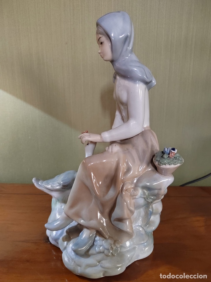 Antig&uuml;edades: Figura de mujer con ganso estilo Lladr&oacute;. - Foto 2