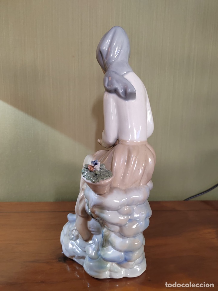 Antig&uuml;edades: Figura de mujer con ganso estilo Lladr&oacute;. - Foto 3
