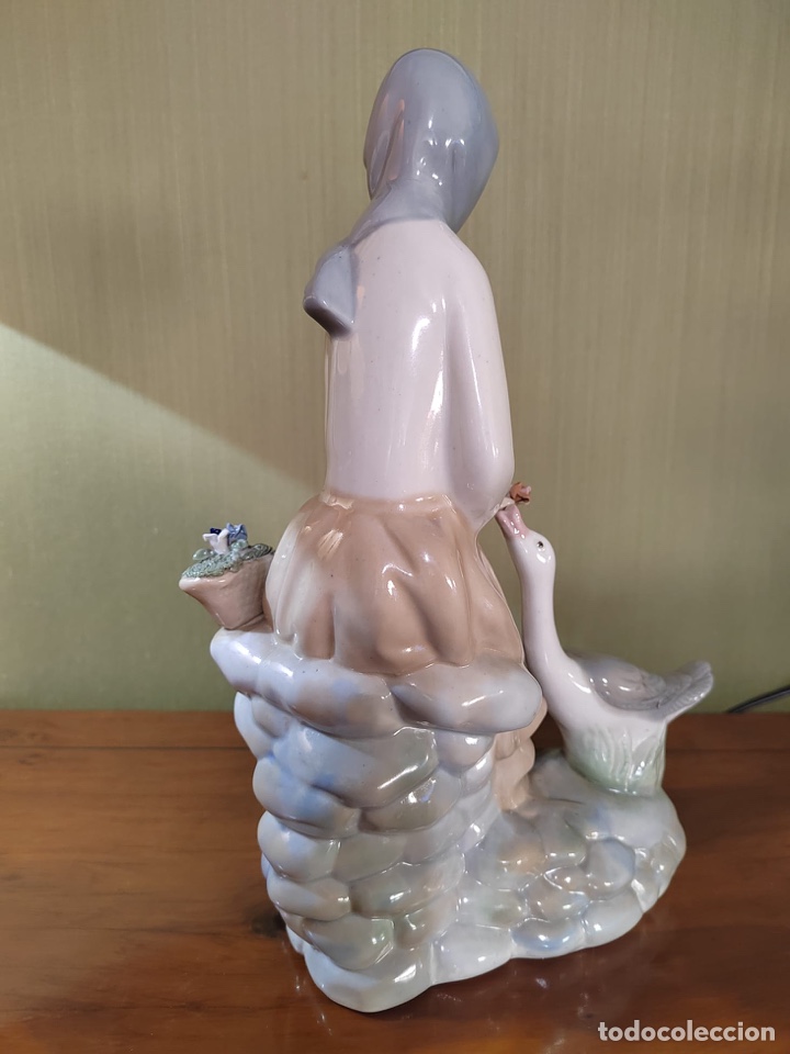Antig&uuml;edades: Figura de mujer con ganso estilo Lladr&oacute;. - Foto 4