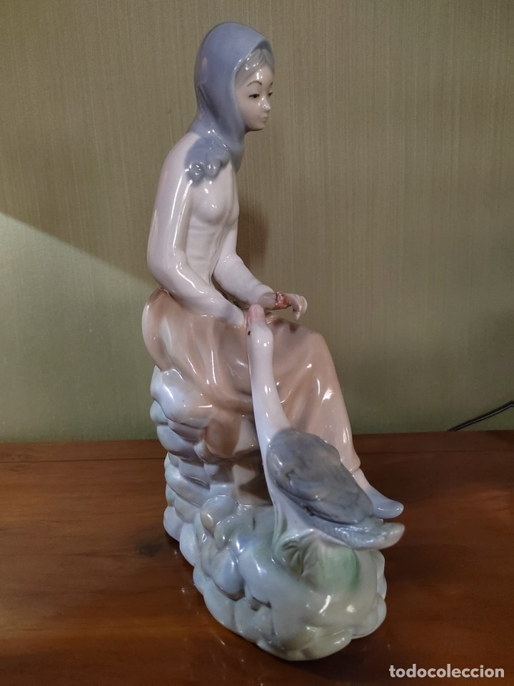 Antig&uuml;edades: Figura de mujer con ganso estilo Lladr&oacute;. - Foto 5