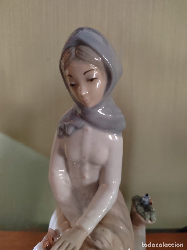 Antig&uuml;edades: Figura de mujer con ganso estilo Lladr&oacute;. - Foto 6
