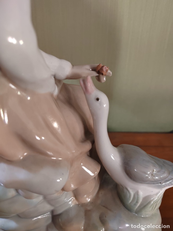 Antig&uuml;edades: Figura de mujer con ganso estilo Lladr&oacute;. - Foto 7