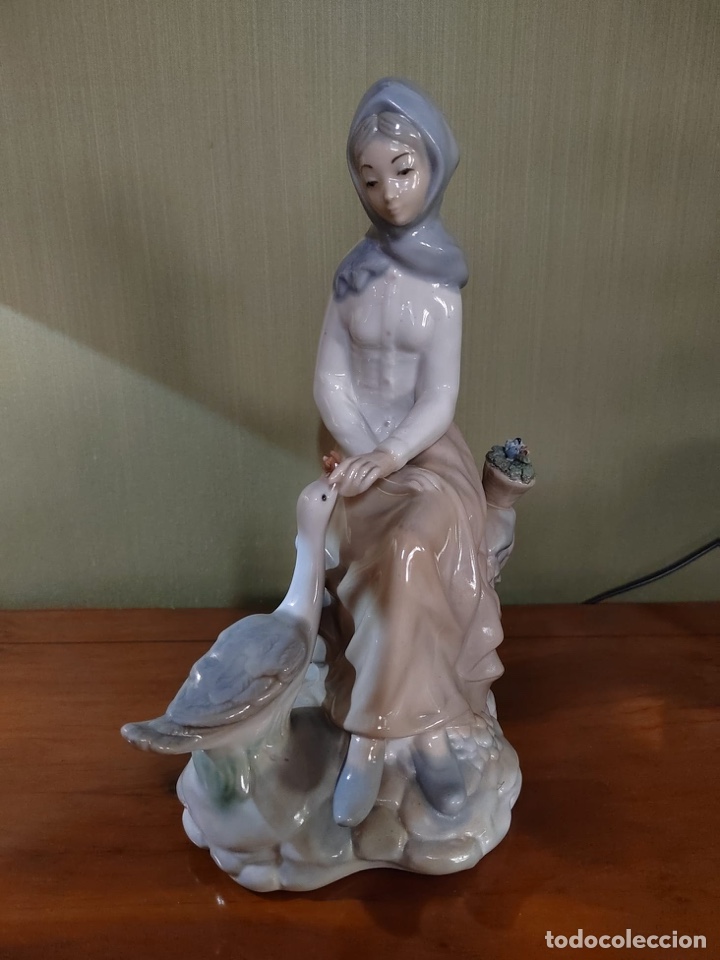 Antig&uuml;edades: Figura de mujer con ganso estilo Lladr&oacute;. - Foto 1
