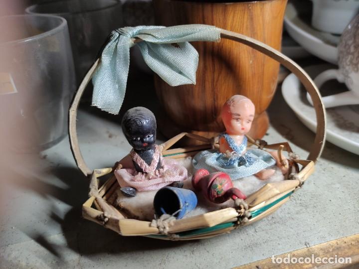 Antig&uuml;edades: Cestilla con 2 mu&ntilde;ecos incompletos