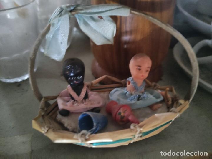 Antig&uuml;edades: Cestilla con 2 mu&ntilde;ecos incompletos - Foto 2