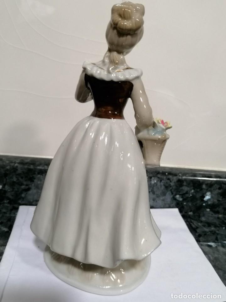 Antig&uuml;edades: C8 - Figura de mujer elegante. - Foto 5