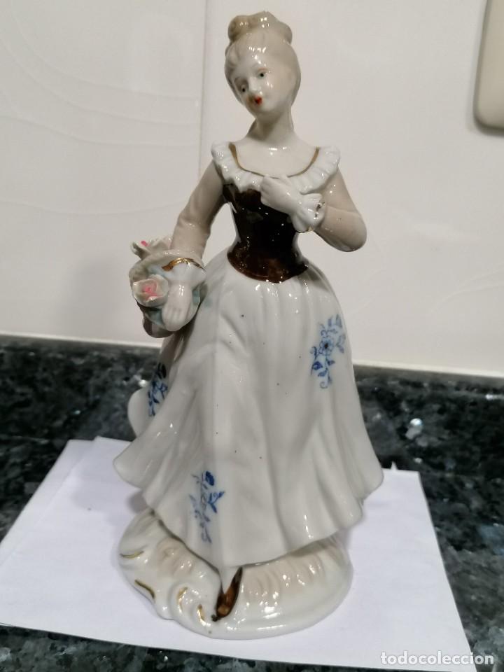 Antig&uuml;edades: C8 - Figura de mujer elegante. - Foto 1
