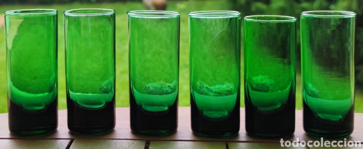 Antig&uuml;edades: VASITOS DE LICOR DE CRISTAL VERDE