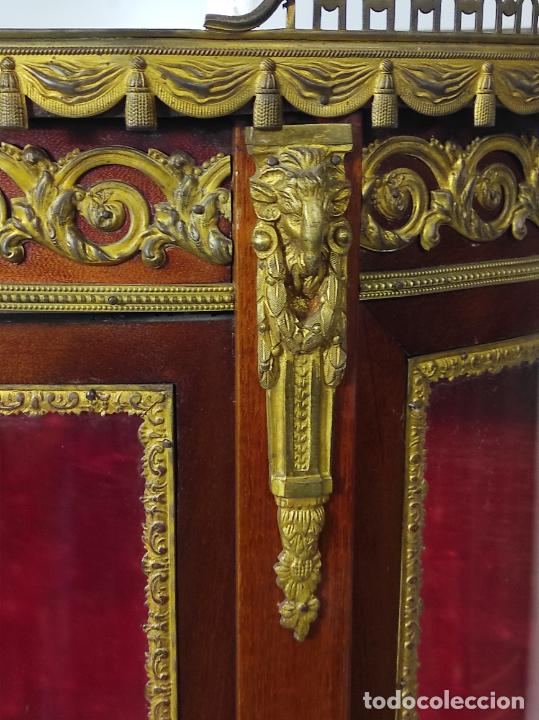 Antigüedades: Bonita Vitrina - Napoleón III, Francia - Madera y Bronce - Interior Iluminado - S. XIX - Foto 15 - 300793563