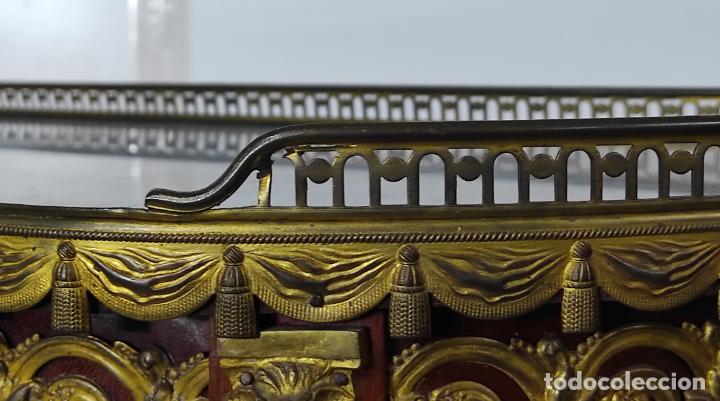 Antigüedades: Bonita Vitrina - Napoleón III, Francia - Madera y Bronce - Interior Iluminado - S. XIX - Foto 22 - 300793563