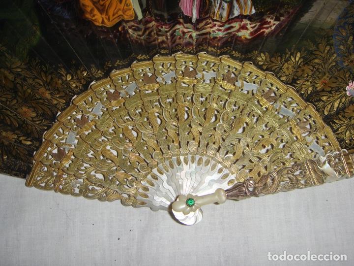 Antigüedades: Magnífico abanico. S.XIX. Varillaje de nácar con incrustaciones en plata y oro. Pais pintado y firma - Foto 20 - 300849403