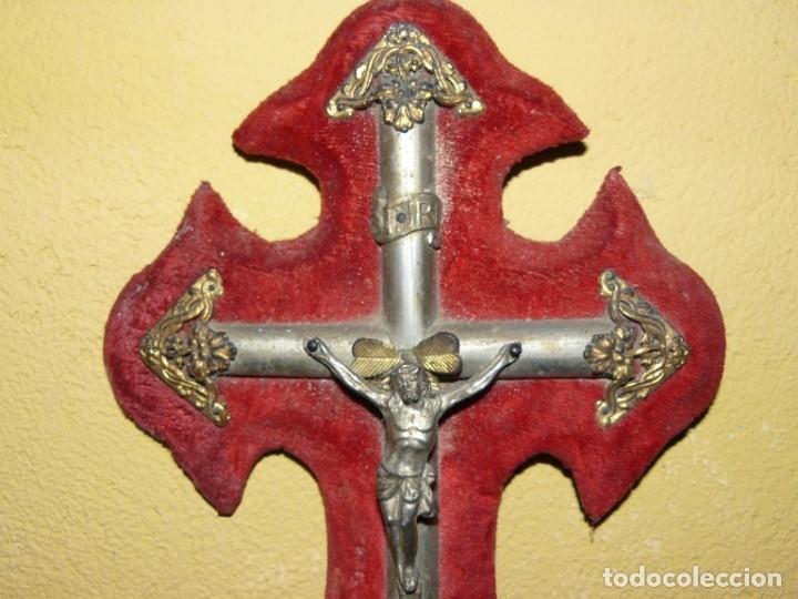 Antig&uuml;edades: ANTIGUO CRUCIFIJO CON BENDITERA - Foto 2