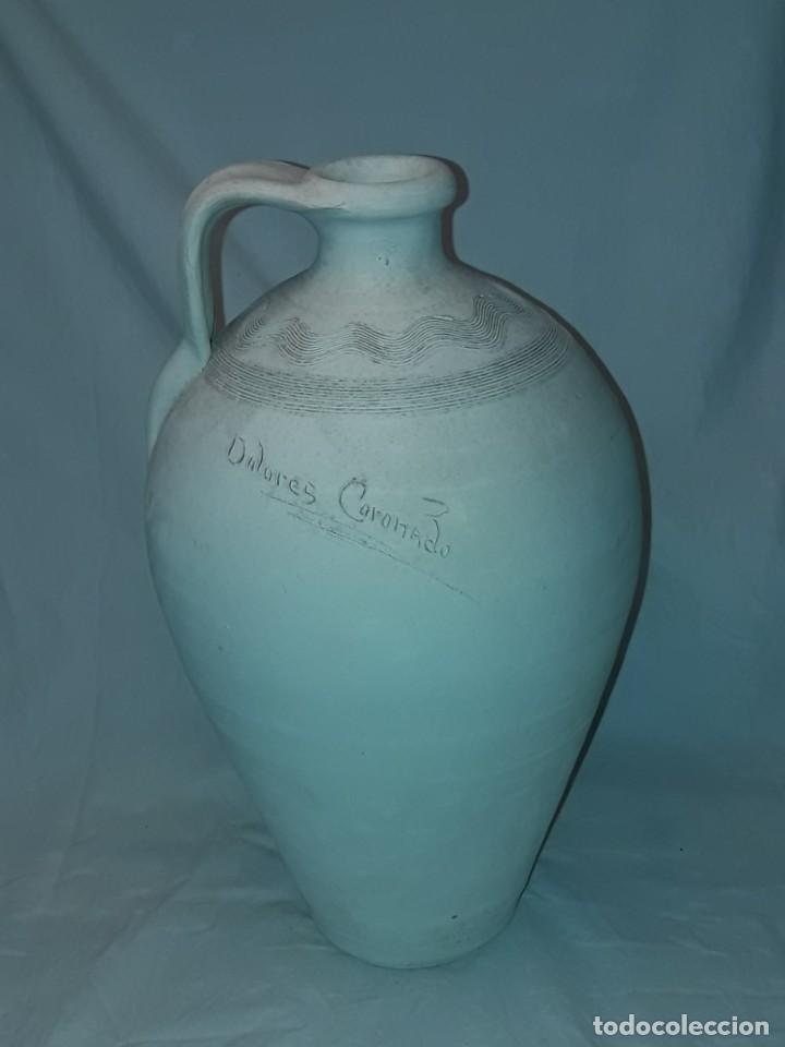 Antigüedades: Precioso cántaro de cerámica blanca fdo. Dolores Coronado, Ocaña 36cm - Foto 2 - 301001843