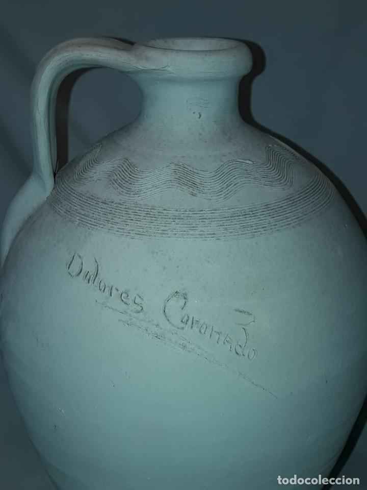 Antigüedades: Precioso cántaro de cerámica blanca fdo. Dolores Coronado, Ocaña 36cm - Foto 3 - 301001843