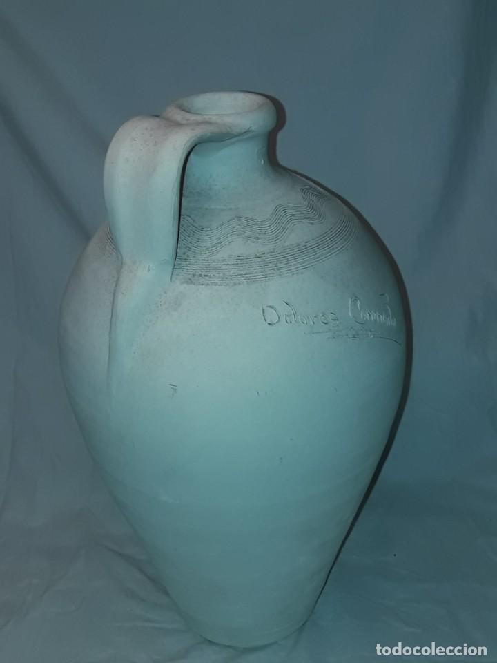 Antigüedades: Precioso cántaro de cerámica blanca fdo. Dolores Coronado, Ocaña 36cm - Foto 4 - 301001843