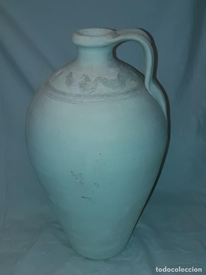 Antigüedades: Precioso cántaro de cerámica blanca fdo. Dolores Coronado, Ocaña 36cm - Foto 5 - 301001843