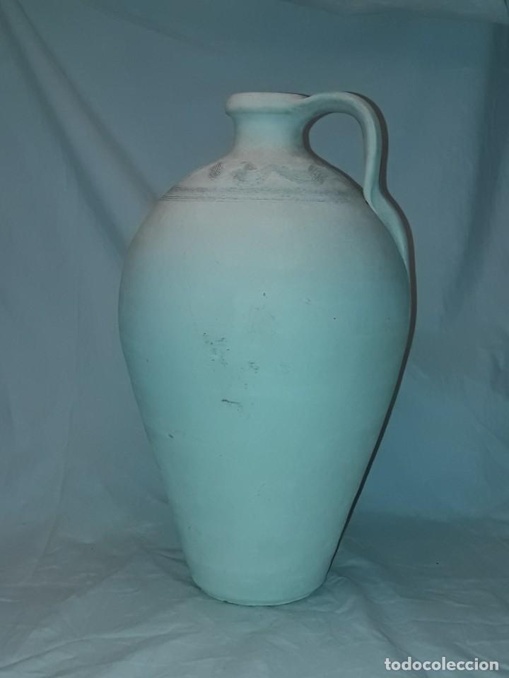 Antigüedades: Precioso cántaro de cerámica blanca fdo. Dolores Coronado, Ocaña 36cm - Foto 6 - 301001843