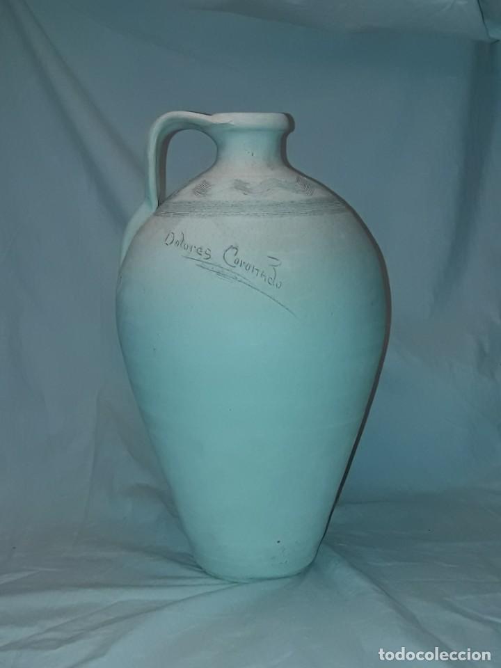 Antigüedades: Precioso cántaro de cerámica blanca fdo. Dolores Coronado, Ocaña 36cm - Foto 7 - 301001843