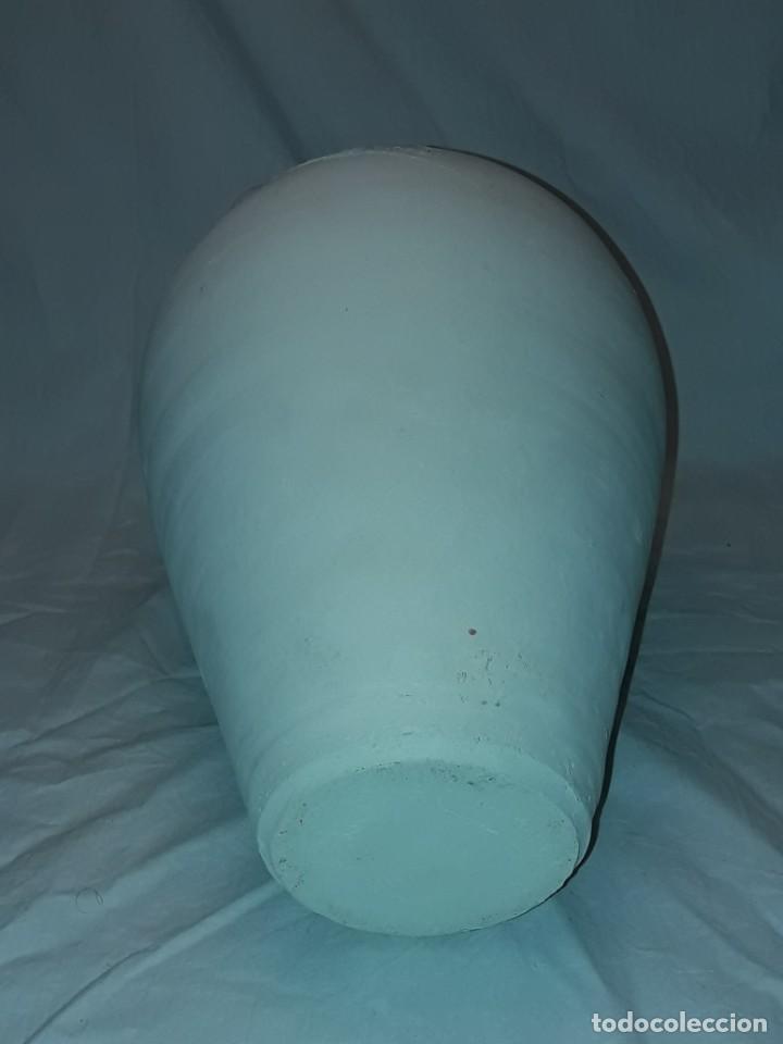 Antigüedades: Precioso cántaro de cerámica blanca fdo. Dolores Coronado, Ocaña 36cm - Foto 8 - 301001843