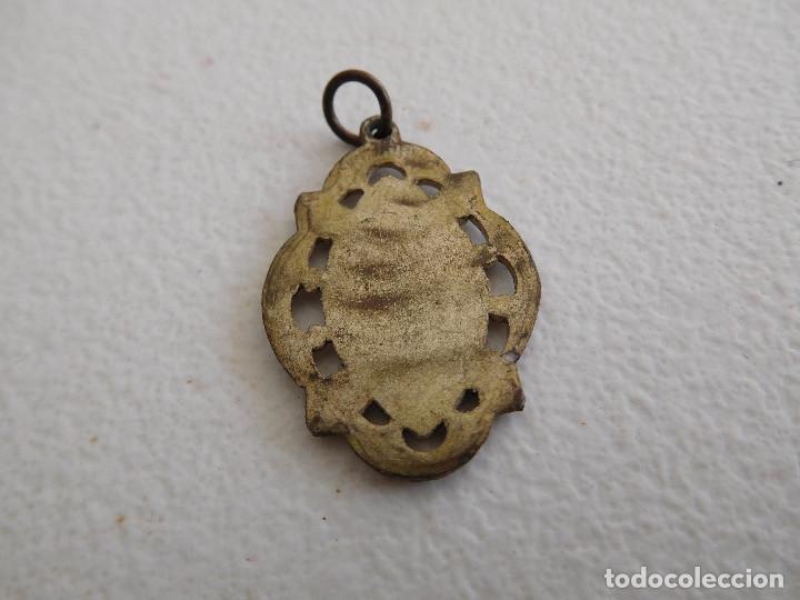 Antig&uuml;edades: Medalla de virgen a identificar - Foto 2