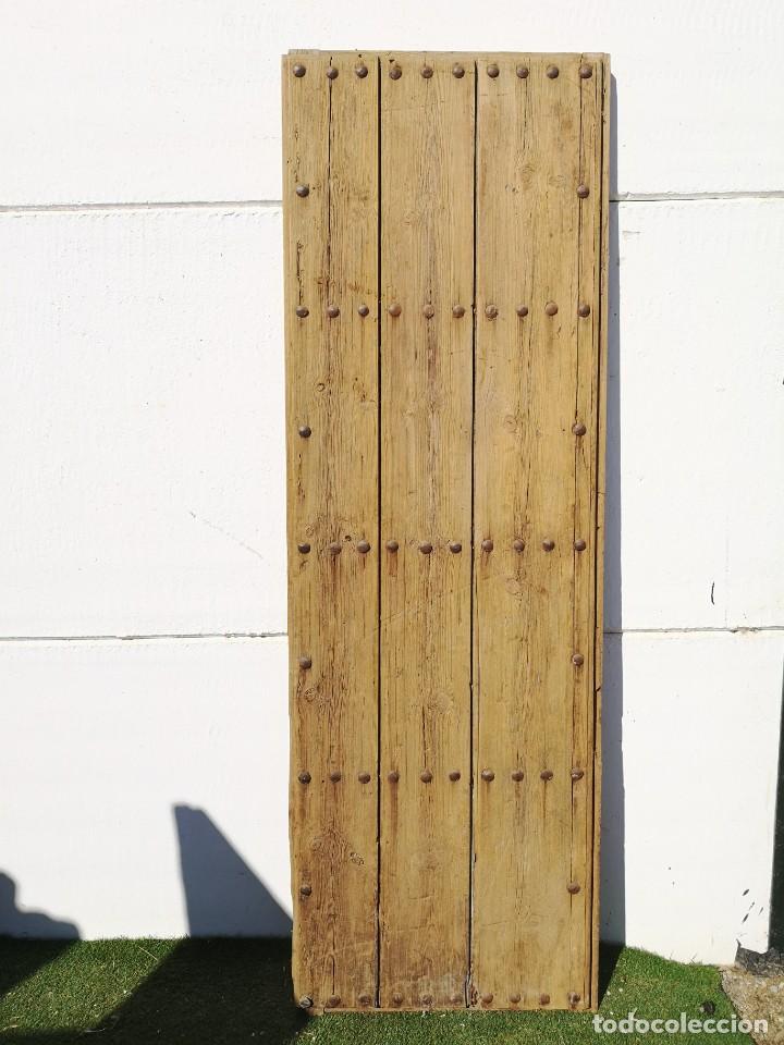 Port&oacute;n antiguo de clavos