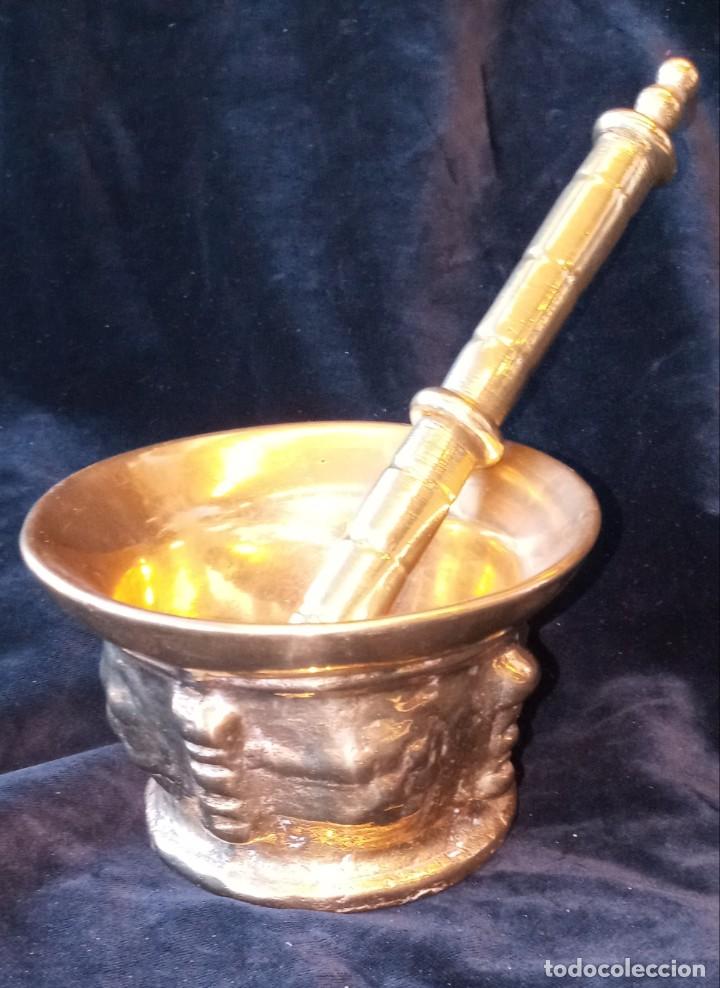Antig&uuml;edades: Antiguo almirez de bronce con mano - Foto 1