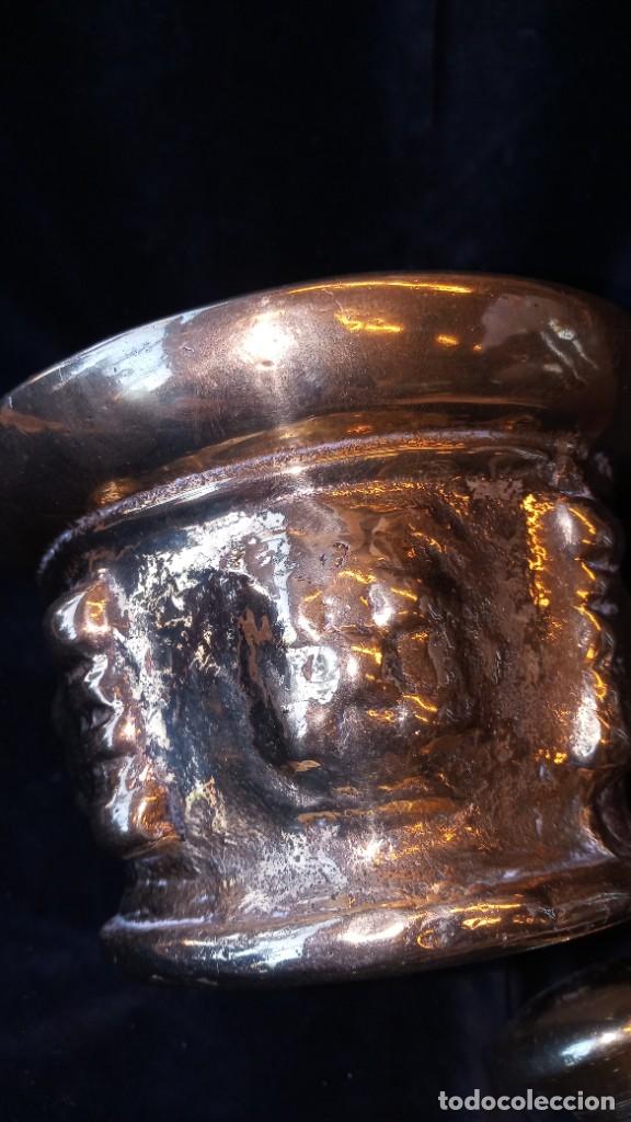 Antig&uuml;edades: Antiguo almirez de bronce con mano - Foto 2