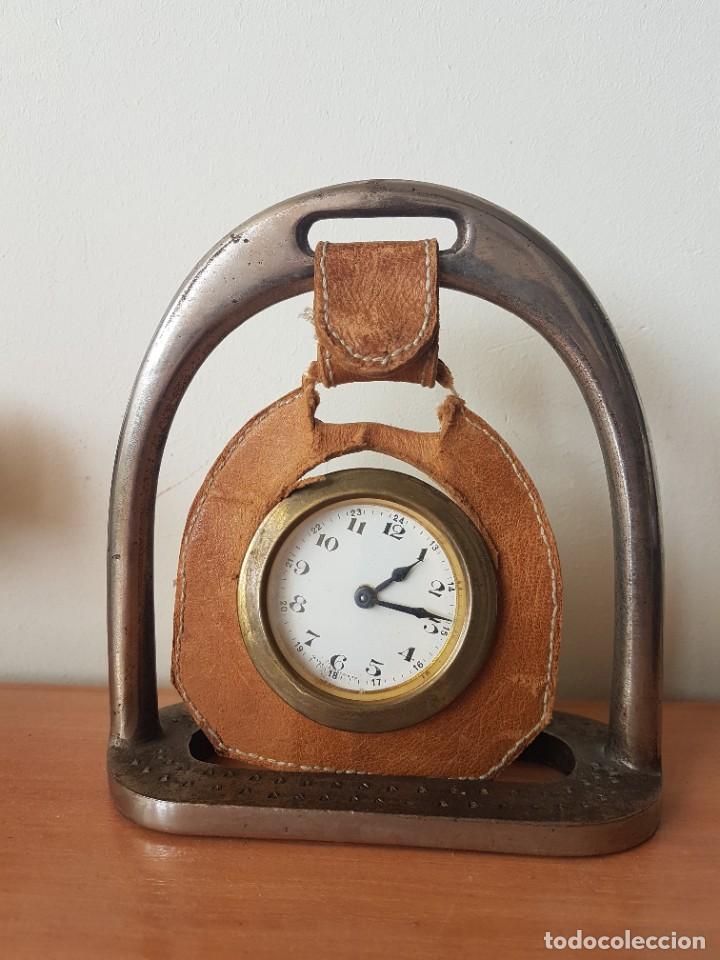 Antig&uuml;edades: ANTIGUO ESTRIBO CON RELOJ - Foto 1