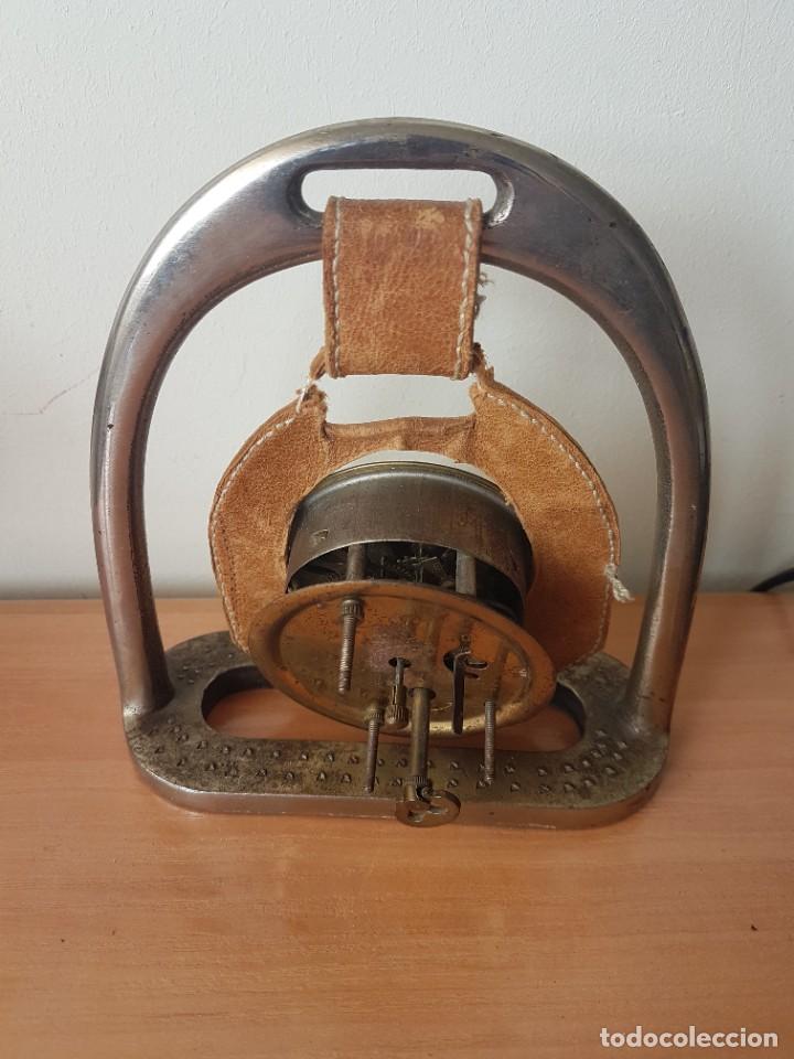 Antig&uuml;edades: ANTIGUO ESTRIBO CON RELOJ - Foto 2