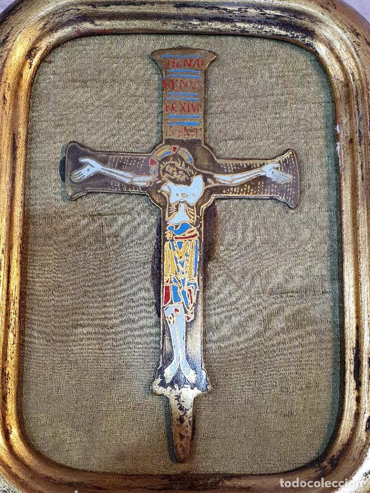 Antig&uuml;edades: CRUCIFIJO CON ESMALTE CLOISSONE - Foto 1