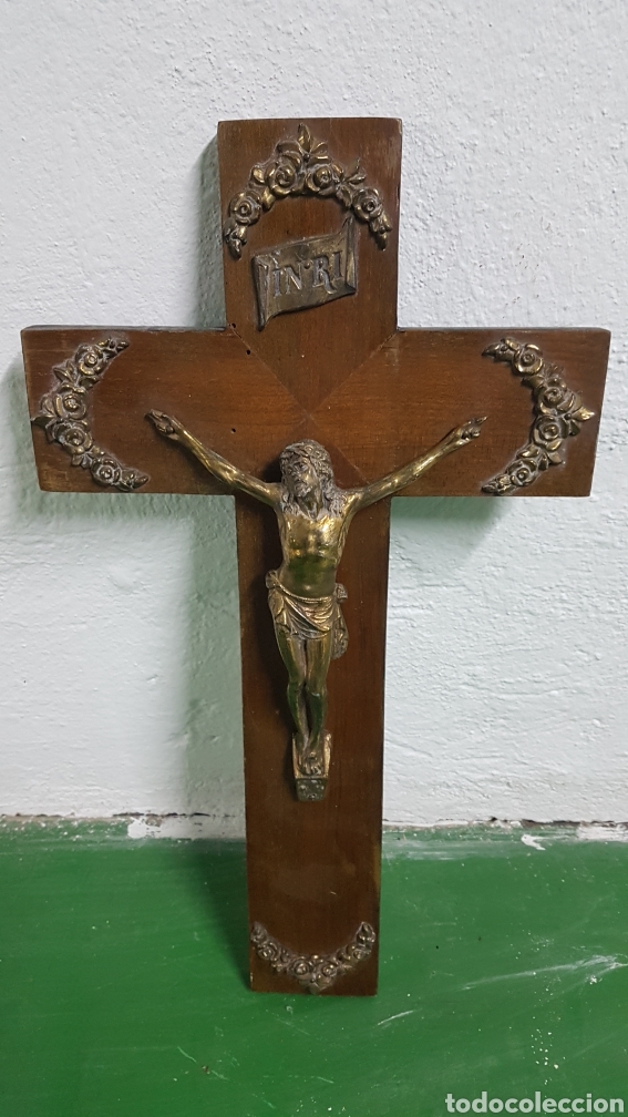 Antig&uuml;edades: Antiguo cristo de cama bronce y madera. - Foto 1