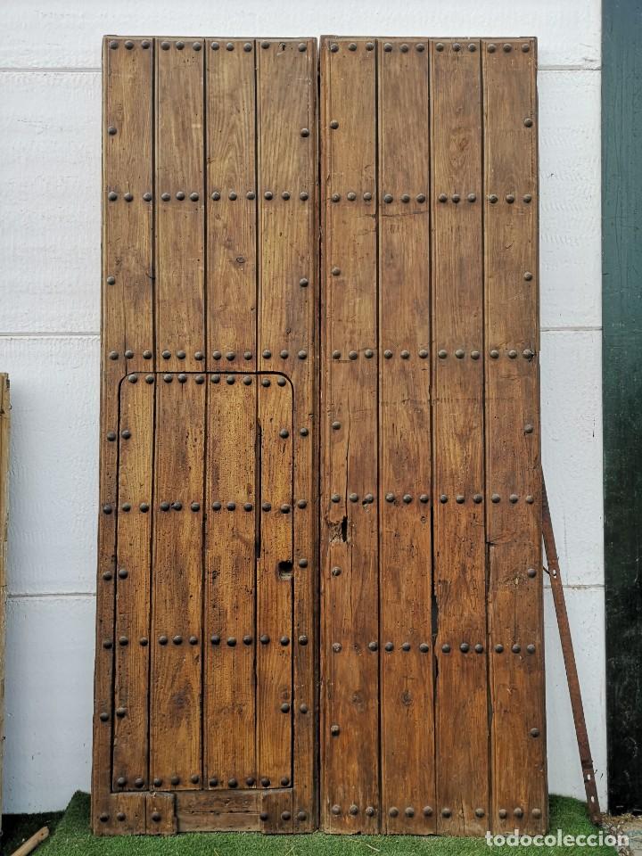 Port&oacute;n antiguo de clavos