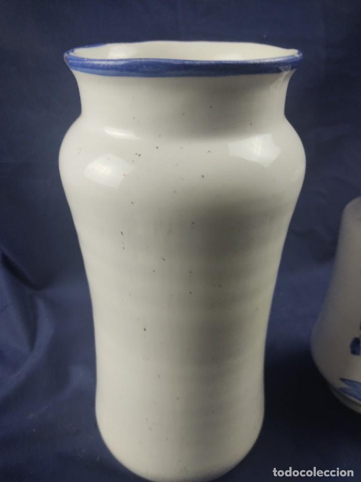 Antigüedades: pareja de albareros tarros de farmacia ceramica Alcora - Foto 4 - 301617488