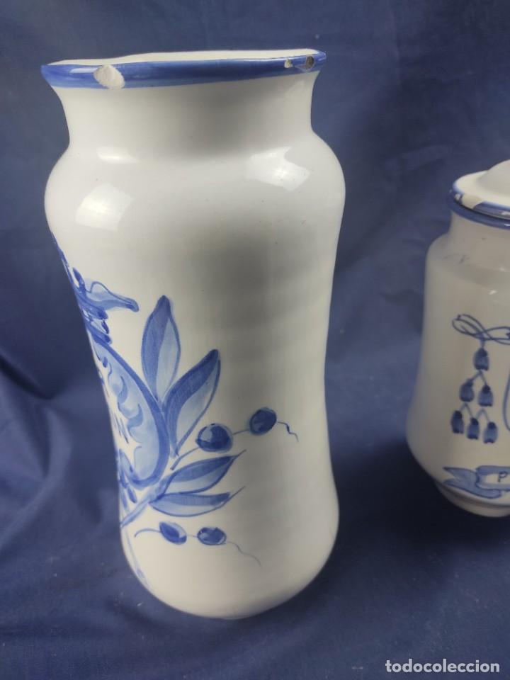 Antigüedades: pareja de albareros tarros de farmacia ceramica Alcora - Foto 5 - 301617488