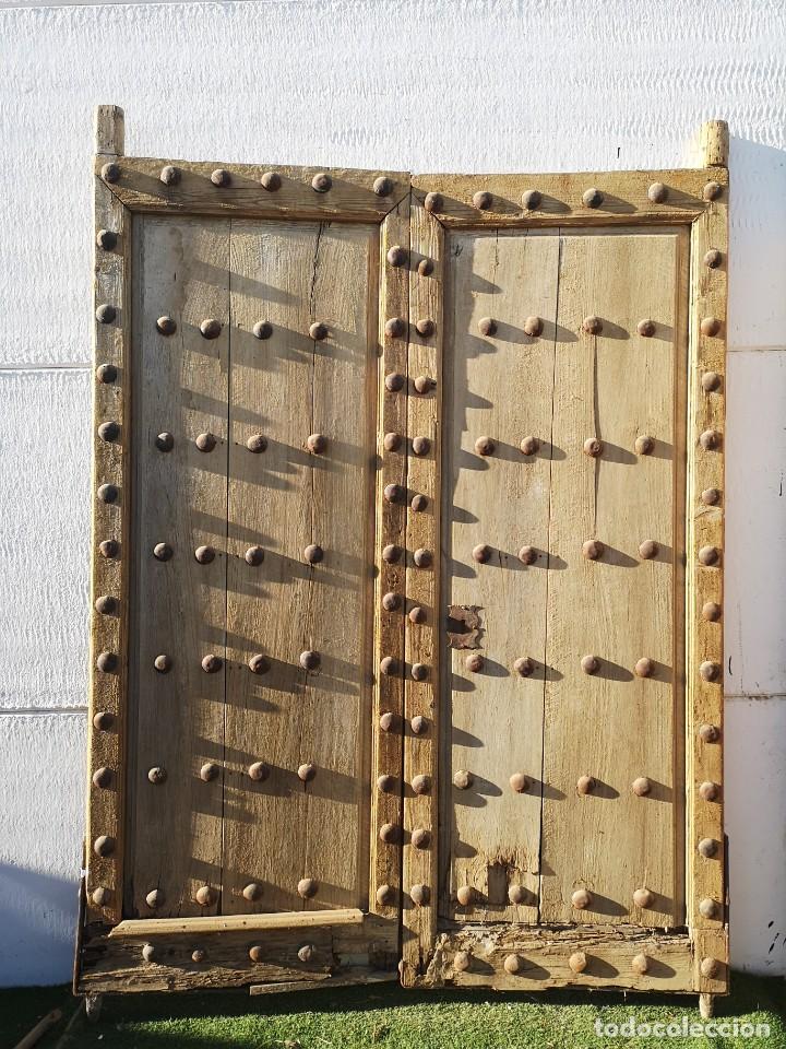 Oggetti Antichi: Port&oacute;n antiguo de clavos