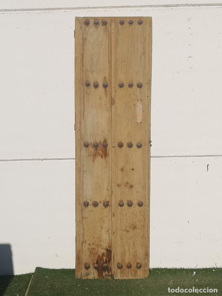 Port&oacute;n antiguo de clavos