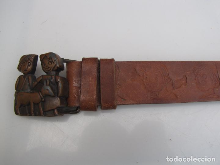 Antigüedades: 24.- Cinturón de bronce y cuero infantil Heidi - Foto 9 - 301789153